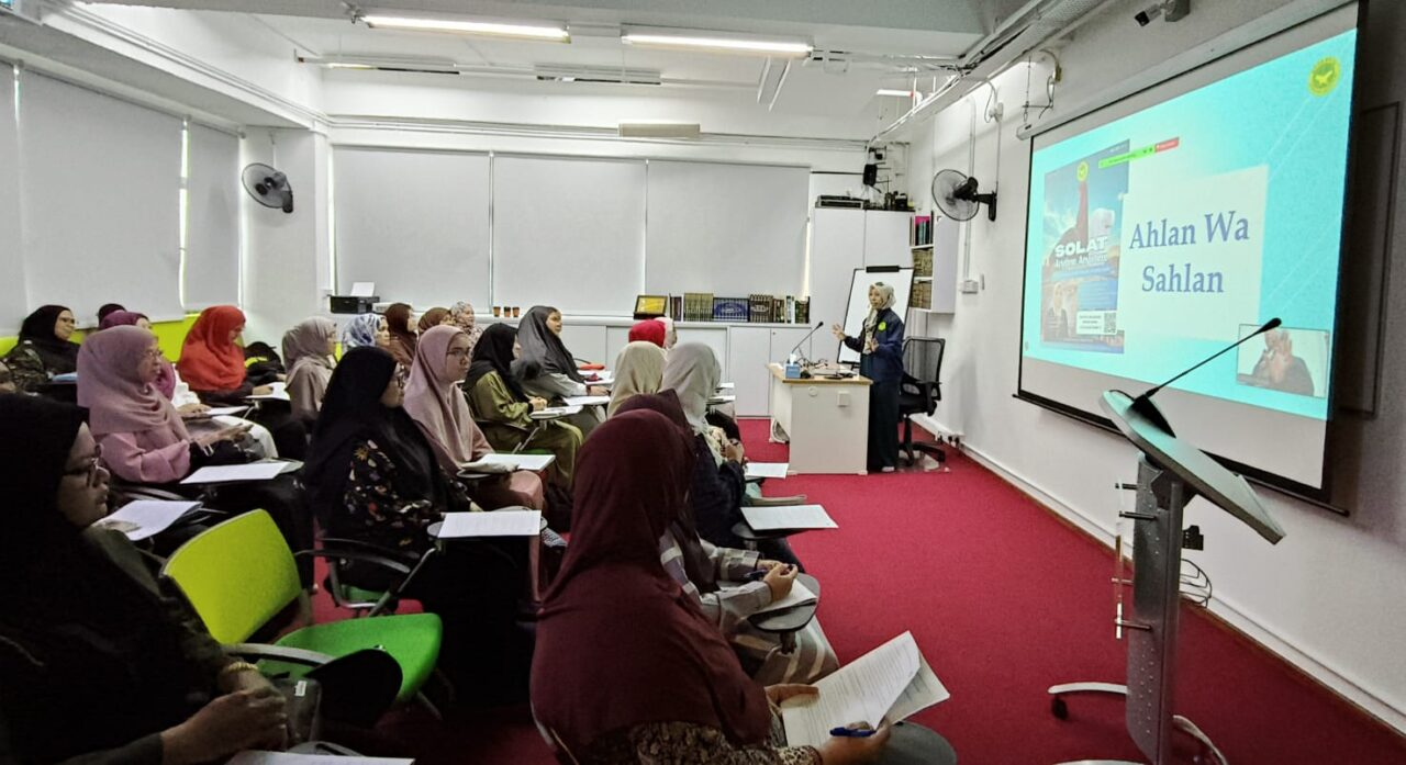 Ustazah Nadya welcoming participants at the Solat Anytime, Anywhere class