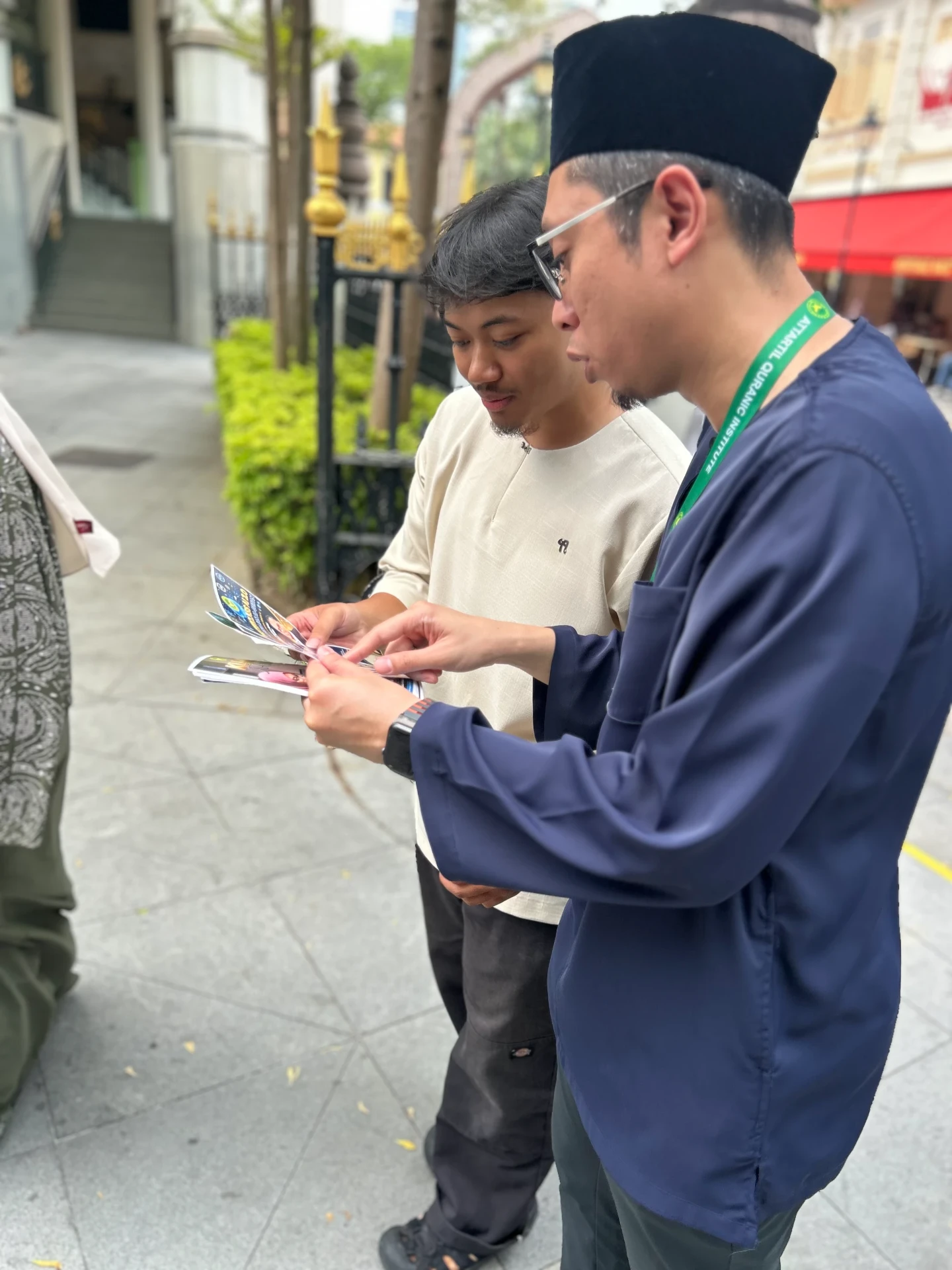 An AtTartil QI teacher sharing programme brochures with a visitor