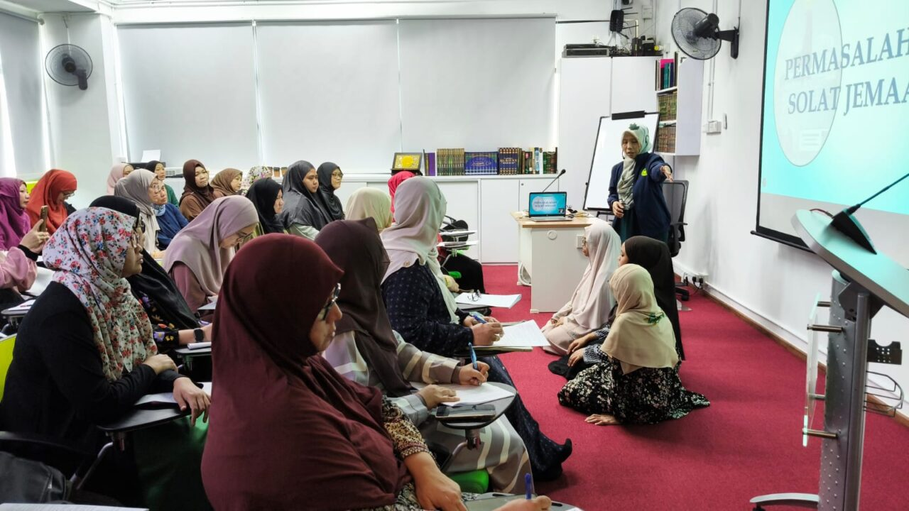 Participants discussing questions on solat jemaah with the ustazah